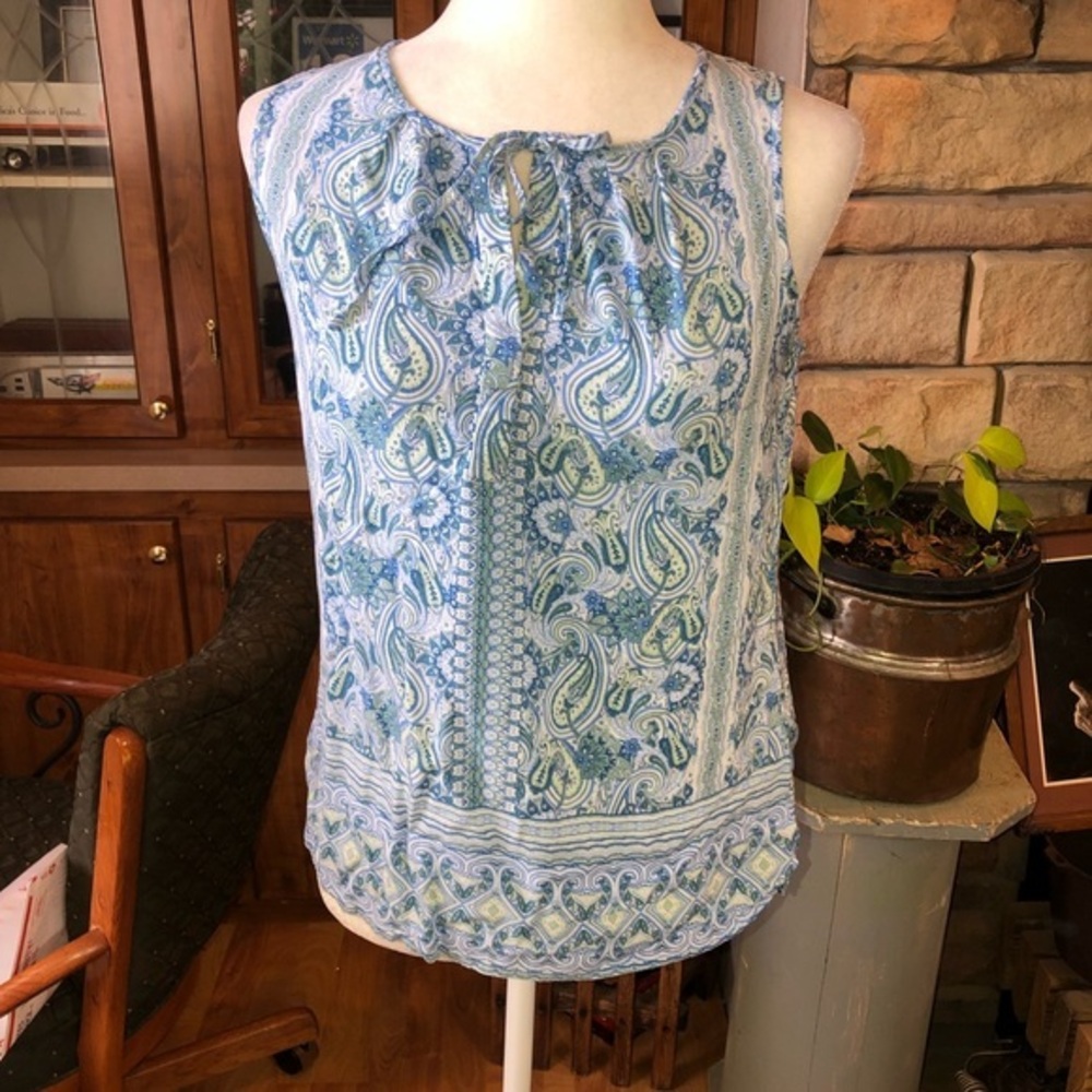 CROSBY SIZE MEDIUM BLUE AND WHITE PAISLEY SLEEVELESS BLOUSE